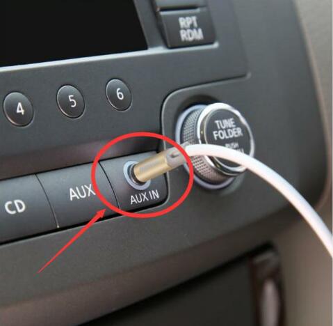 大多數(shù)人還用手機(jī)導(dǎo)航，笨！連上根線，全車一