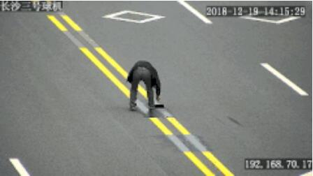 奇葩！一男子竟把雙黃線涂成虛線，只為了……