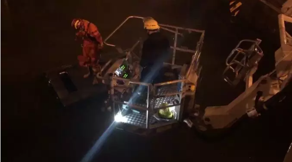 百萬(wàn)豪車(chē)＂飛＂入河中，打撈后車(chē)內(nèi)空無(wú)一人！